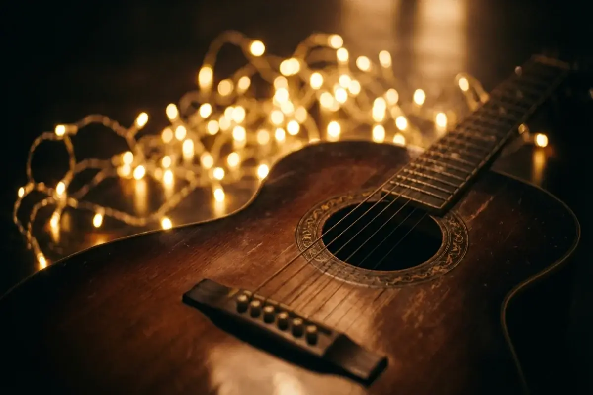 Cuerpo de guitarra acústica con luces de colores que reflejan un cálido bokeh dorado en un ambiente de celebración